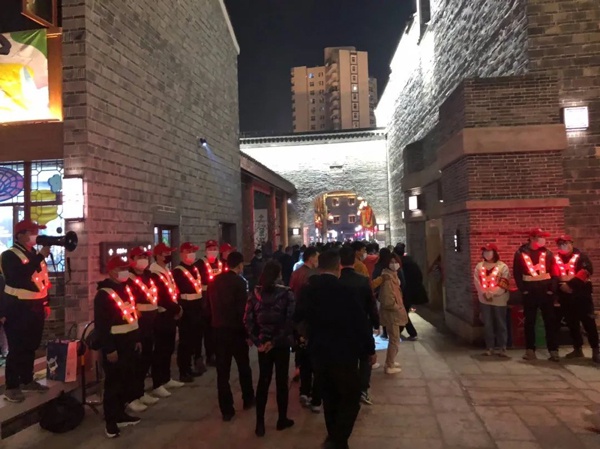 1613718743778223.jpg 南昌市政建設(shè)集團春節(jié)守護萬壽宮歷史文化街區(qū)6003.jpg