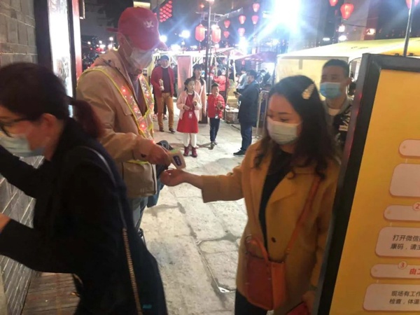 1613718751580989.jpg 南昌市政建設(shè)集團春節(jié)守護萬壽宮歷史文化街區(qū)6004.jpg