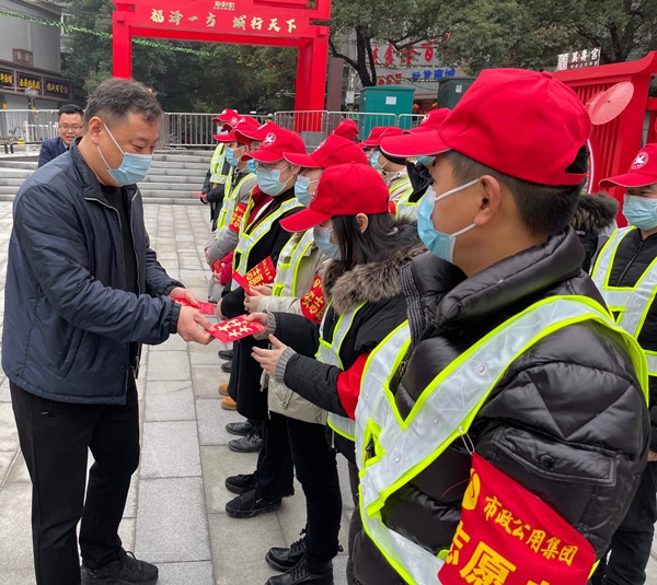 1613781747454992.jpg 南昌市政建設(shè)集團領(lǐng)導(dǎo)春節(jié)慰問春節(jié)值班員工6002.jpg