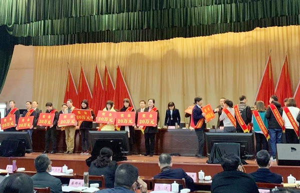 1615427437108054.jpg 南昌市政建設(shè)集團(tuán)獲青山湖區(qū)2020年度企業(yè)納稅貢獻(xiàn)超千萬元獎6002.jpg