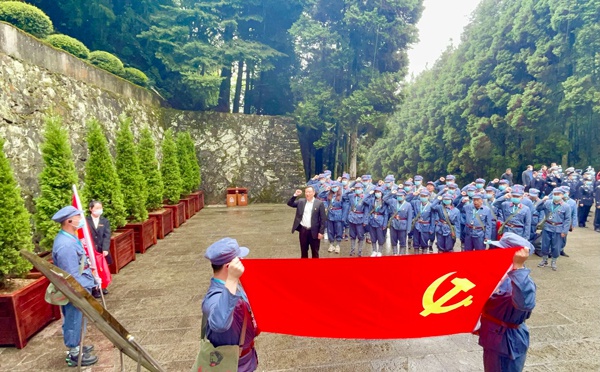 1618795321398149.jpg 南昌市政建設(shè)集團(tuán)組織黨員干部上井岡山開(kāi)展黨史學(xué)習(xí)教育6004.jpg