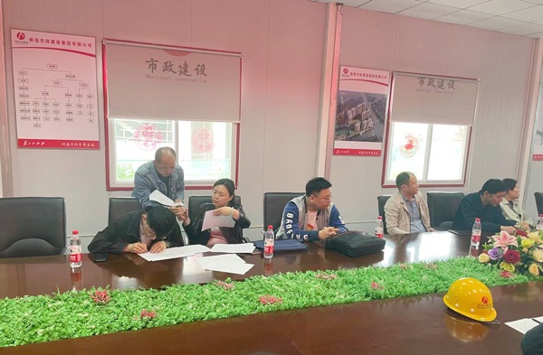 1619573080372428.jpg 南昌市安監(jiān)站評優(yōu)小組蒞臨桃花南路安置房項(xiàng)目進(jìn)行創(chuàng)建安全文明標(biāo)準(zhǔn)化示范工地初評6002.jpg