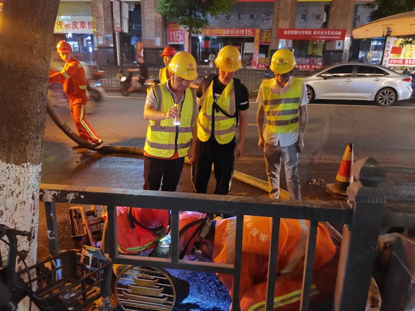 1620899206859289.jpg 南昌市政建設(shè)集團(tuán)污水全收集項目部進(jìn)行清淤及機(jī)器人管道檢測6001.jpg