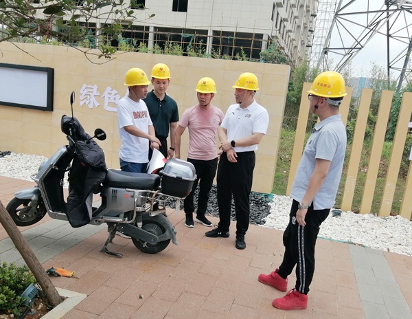 1623914498840230.jpg 南昌市政建設(shè)集團(tuán)慰問端午堅(jiān)守一線工人6002.jpg