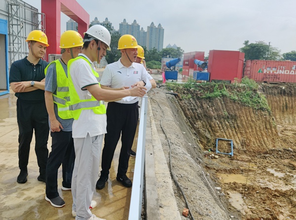 1623914512385703.jpg 南昌市政建設(shè)集團(tuán)慰問端午堅(jiān)守一線工人6001.jpg