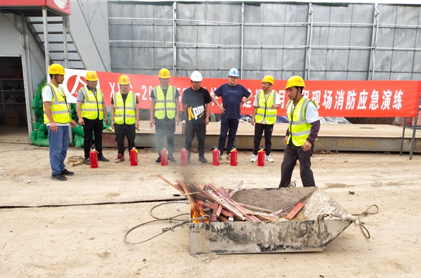 1623916307200307.jpg 無(wú)錫XDG-2020-55號(hào)地塊開(kāi)發(fā)建設(shè)項(xiàng)目部開(kāi)展消防應(yīng)急演練6001.jpg
