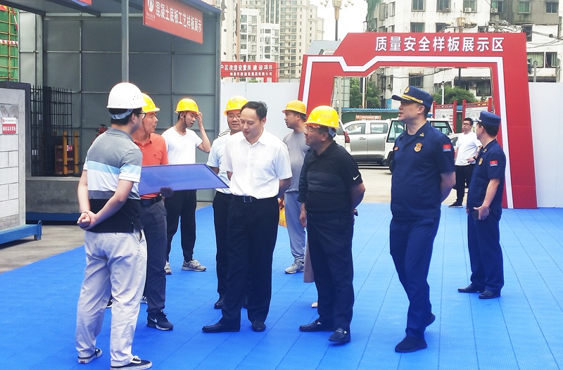 1624344332226204.jpg 南昌市西湖區(qū)常務(wù)副區(qū)長(zhǎng)鄧云生到桃花安置房項(xiàng)目檢查指導(dǎo)安全生產(chǎn)工作8001.jpg