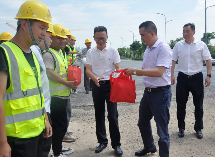 1627272012490852.jpg 南昌市政公用集團(tuán)鄭學(xué)平到工程建設(shè)一線送清涼6912.jpg