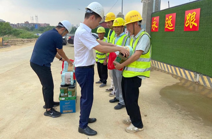 1628471439256473.jpg 南昌市政建設集團開展防暑降溫慰問一線職工民工兄弟6915.jpg