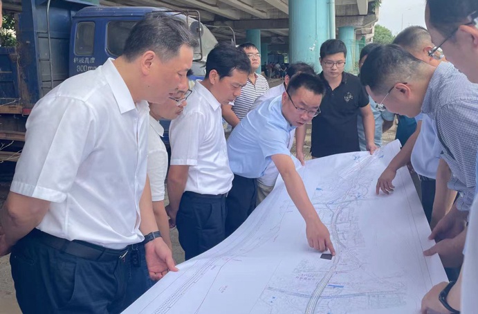 1631081853873675.jpg 市政公用集團黨委副書記總經(jīng)理萬義輝蒞臨S49提升改造工程項目檢查指導(dǎo)6911.jpg