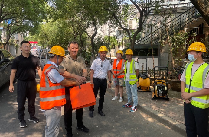 1632282228543839.jpg 南昌市政建設(shè)集團(tuán)中秋節(jié)走訪慰問(wèn)項(xiàng)目一線(xiàn)職工6911.jpg