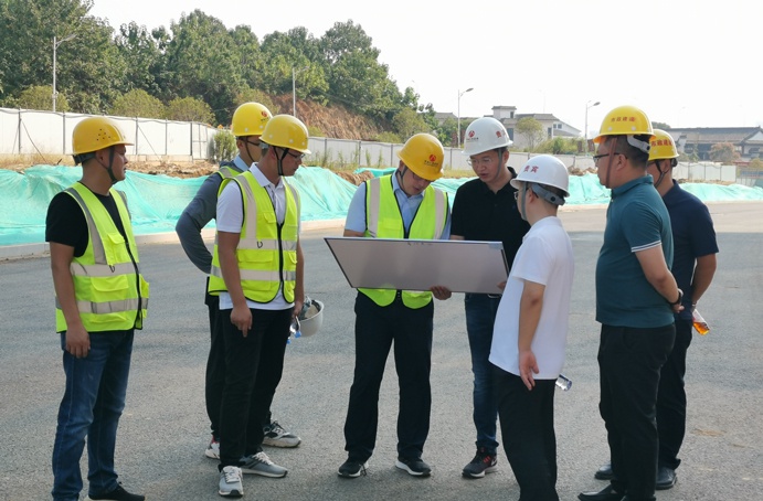 1632282236399668.jpg 南昌市政建設(shè)集團(tuán)中秋節(jié)走訪慰問(wèn)項(xiàng)目一線(xiàn)職工6912.jpg