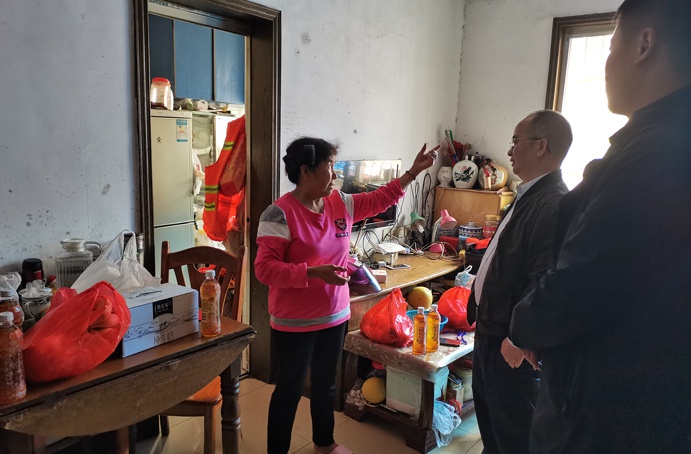 1634867055868823.jpg 南昌市政建設(shè)集團(tuán)重陽節(jié)走訪慰問困難職工691.jpg