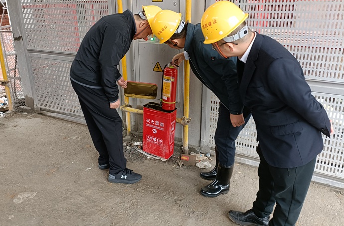 1637547611611508.jpg 徐旭前往桃花南路安置房項目檢查安全生產工作691.jpg