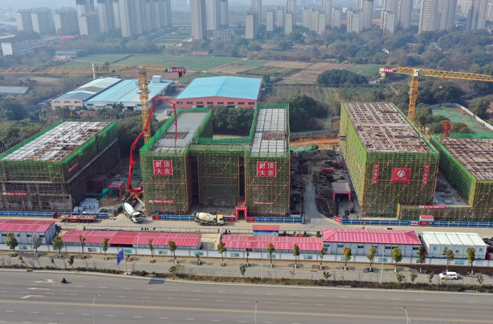 1639359441377886.jpg 南昌縣人才公共實(shí)訓(xùn)基地項(xiàng)目教學(xué)樓主體結(jié)構(gòu)封頂691.jpg