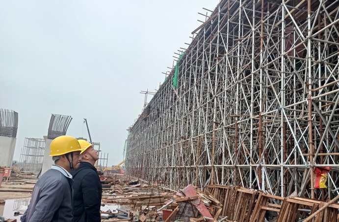 1641873093696061.jpg 南昌市政建設(shè)集團(tuán)王海龍前往小藍(lán)大道快速化工程現(xiàn)場檢查指導(dǎo)691.jpg