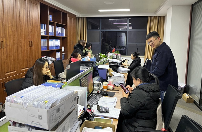 1644201574309751.jpg 2022年喜迎新春佳節(jié)財(cái)務(wù)部迎來(lái)一年最忙碌的時(shí)刻691.jpg