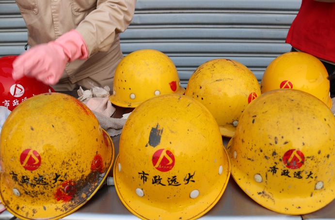 南昌市政遠(yuǎn)大團(tuán)支部開(kāi)展“為產(chǎn)線員工清洗安全帽”活動(dòng)691.jpg