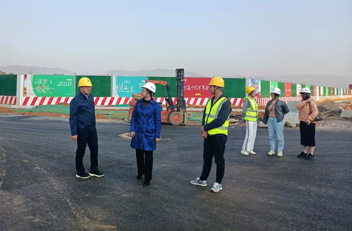 1647222111302084.jpg 財(cái)務(wù)總監(jiān)鄧偉前往掛點(diǎn)項(xiàng)目市政公用城三期檢查走訪(fǎng)691.jpg