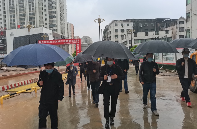 1648798547120378.jpg 胡國星蒞臨桃南安置房項目調(diào)度691.jpg