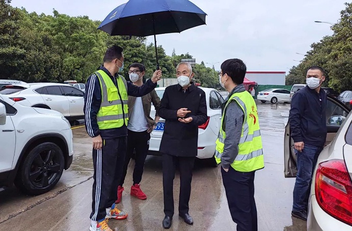 1650244957157154.jpg 南昌市政建設(shè)集團(tuán)張世東慰問產(chǎn)業(yè)園疫情封控項(xiàng)目職工01.jpg