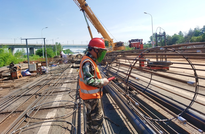 南昌市政建設(shè)者高溫酷暑忙施工趕進(jìn)度 南昌市政建設(shè)者高溫酷暑忙施工趕進(jìn)度