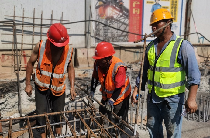 南昌市政建設(shè)者高溫酷暑忙施工趕進(jìn)度 南昌市政建設(shè)者高溫酷暑忙施工趕進(jìn)度