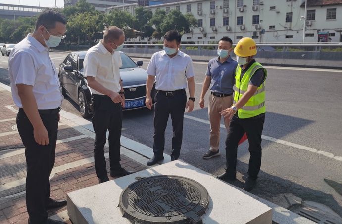 市政公用集團副總經(jīng)理郭曉慶來到南昌市窨井蓋專項整治項目開展夏送清涼慰問活動 市政公用集團副總經(jīng)理郭曉慶來到南昌市窨井蓋專項整治項目開展夏送清涼慰問活動