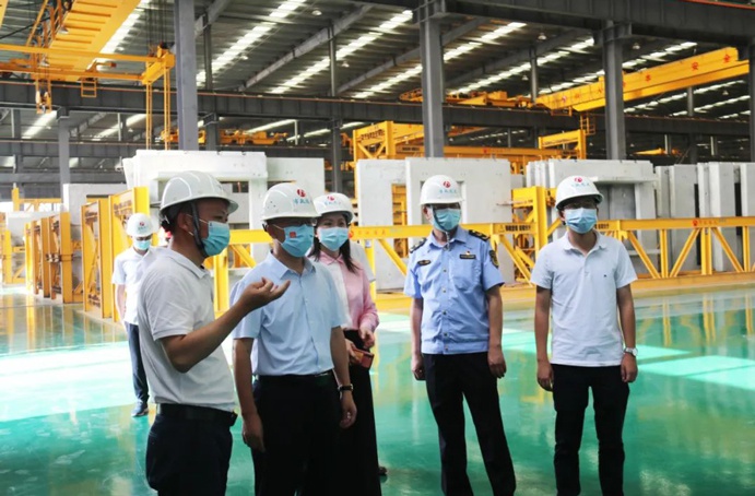 南昌縣委常委、組織部部長(zhǎng)鄔春華到市政遠(yuǎn)大公司進(jìn)行安全例行檢查