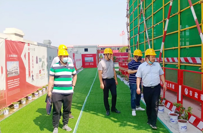 市政公用集團(tuán)安監(jiān)部副部長徐漢君深入秦坊村安置房(一期)一標(biāo)項(xiàng)目進(jìn)行節(jié)前安全生產(chǎn)專項(xiàng)督查 市政公用集團(tuán)安監(jiān)部副部長徐漢君深入秦坊村安置房(一期)一標(biāo)項(xiàng)目進(jìn)行節(jié)前安全生產(chǎn)專項(xiàng)督查