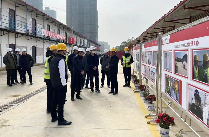 楊閑冬到市政公用城三期項(xiàng)目標(biāo)準(zhǔn)化生活區(qū)評(píng)估驗(yàn)收 楊閑冬到市政公用城三期項(xiàng)目標(biāo)準(zhǔn)化生活區(qū)評(píng)估驗(yàn)收