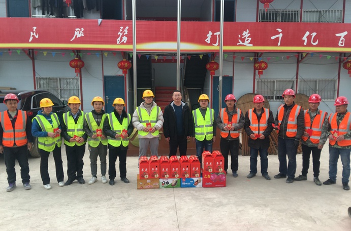 黨委副書(shū)記、總經(jīng)理王海龍深入贛州谷山公寓項(xiàng)目開(kāi)展春節(jié)慰問(wèn)