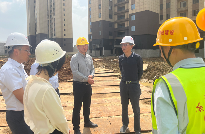 市政公用集團(tuán)總工程師鄭學(xué)平到秦坊安置房項目調(diào)研 市政公用集團(tuán)總工程師鄭學(xué)平到秦坊安置房項目調(diào)研