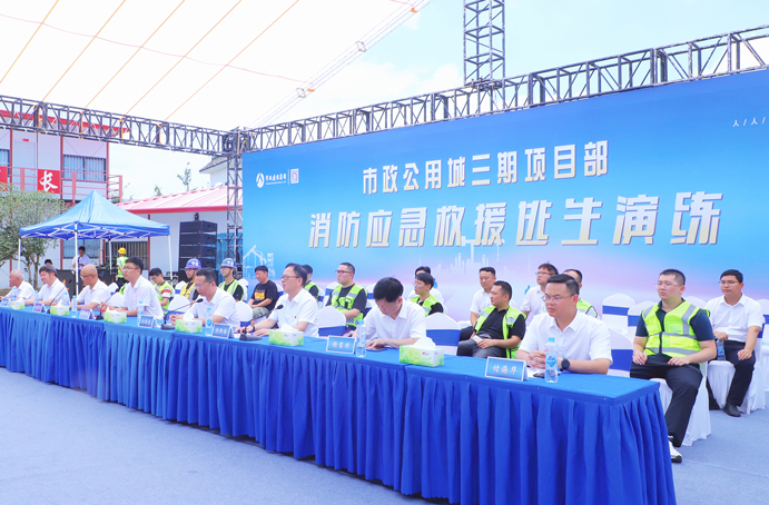 楊?閑?冬到?市政公用城三期項目觀摩指導消防安全應(yīng)急演練 楊?閑?冬到?市政公用城三期項目觀摩指導消防安全應(yīng)急演練