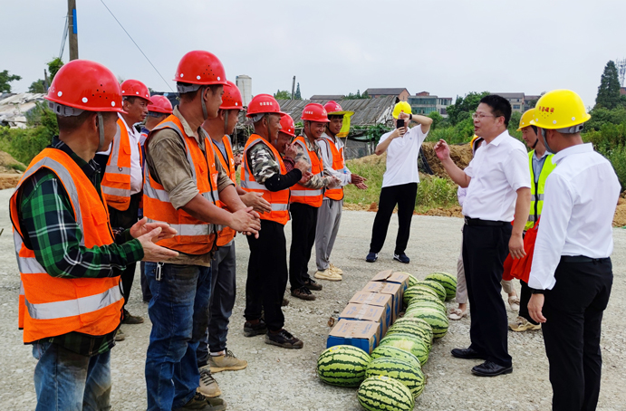 市政公用集團(tuán)黨委委員督查督辦室部長劉順保到杭州路項目調(diào)研慰問 市政公用集團(tuán)黨委委員督查督辦室部長劉順保到杭州路項目調(diào)研慰問