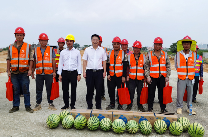 市政公用集團(tuán)黨委委員督查督辦室部長劉順保到杭州路項目調(diào)研慰問 市政公用集團(tuán)黨委委員督查督辦室部長劉順保到杭州路項目調(diào)研慰問