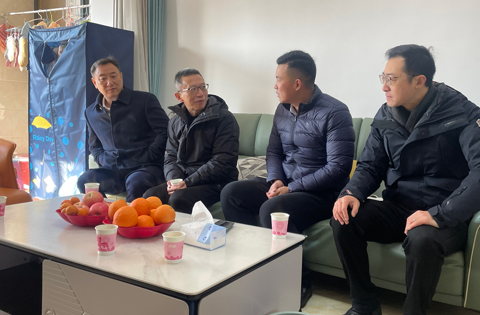 南昌市政公用集團(tuán)總工程師鄭學(xué)平到呂寧家中走訪(fǎng)慰問(wèn) 南昌市政公用集團(tuán)總工程師鄭學(xué)平到呂寧家中走訪(fǎng)慰問(wèn)