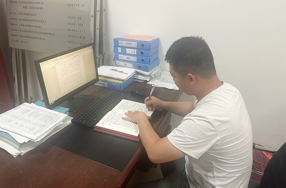 南昌市政建設(shè)集團(tuán)95后安全員譜寫(xiě)一線安全“主旋律” 南昌市政建設(shè)集團(tuán)95后安全員譜寫(xiě)一線安全“主旋律”