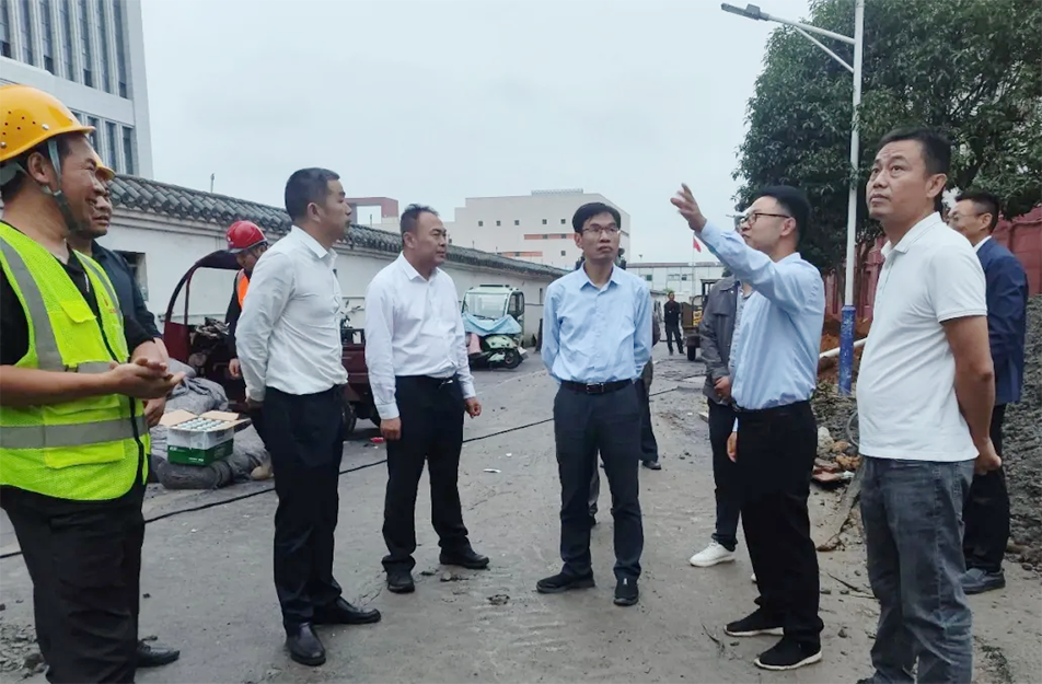 南昌市委辦公室正縣級(jí)督查專員賴?yán)^紅到新建區(qū)老舊小區(qū)改造項(xiàng)目調(diào)研 南昌市委辦公室正縣級(jí)督查專員賴?yán)^紅到新建區(qū)老舊小區(qū)改造項(xiàng)目調(diào)研