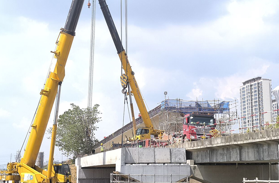 深南互通立交項目啟動預(yù)制空心板梁吊裝 25米梁體完成首件架設(shè) 深南互通立交項目啟動預(yù)制空心板梁吊裝 25米梁體完成首件架設(shè)